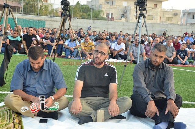 فيديو : المئات يؤدون صلاة عيد الأضحى والرئيس عادل بدير والأهالي يتصافحون ويهنئون ويعم السرور كل الحضور